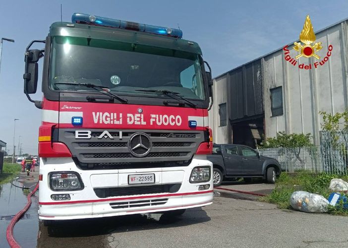 Incendio in un capannone industriale di Saronno, altissima la colonna di fumo