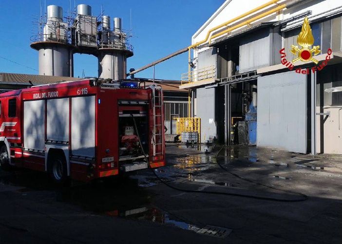 Macchinario prende fuoco in un'azienda di Sumirago, intervengono i vigili del fuoco