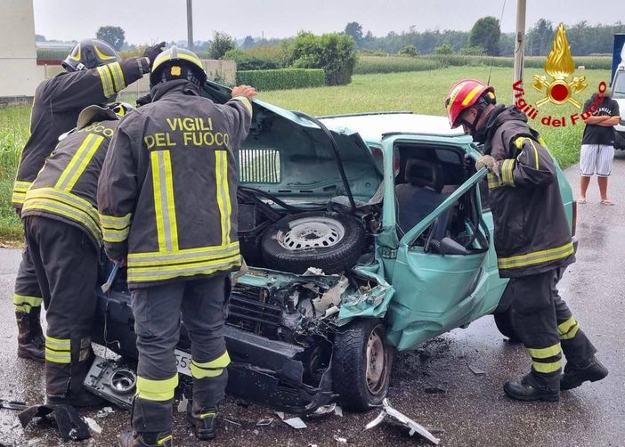 FOTO. Scontro tra un camion e una Panda a Castelseprio. Ferito un uomo di 31 anni FOTO. Scontro tra un camion e una Panda a Castelseprio. Ferito un uomo di 31 anni
