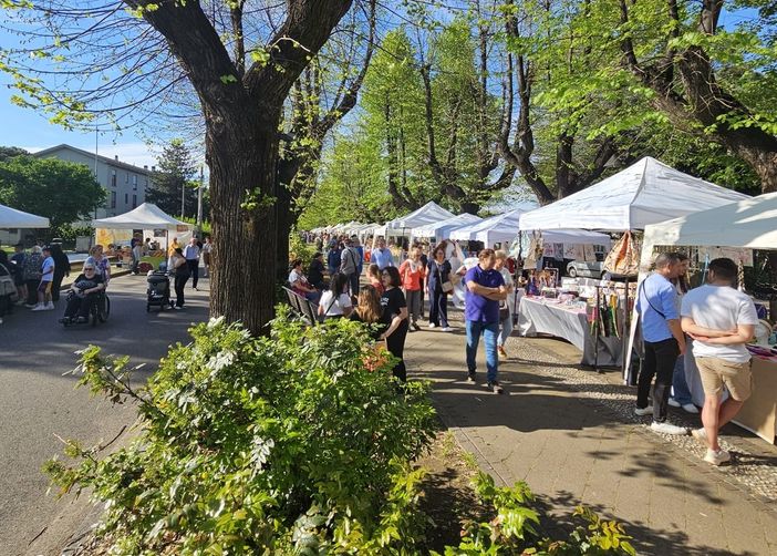 Mercatino di primavera in viale Rimembranze: buona (anche) la seconda Mercatino di primavera in viale Rimembranze: buona (anche) la seconda