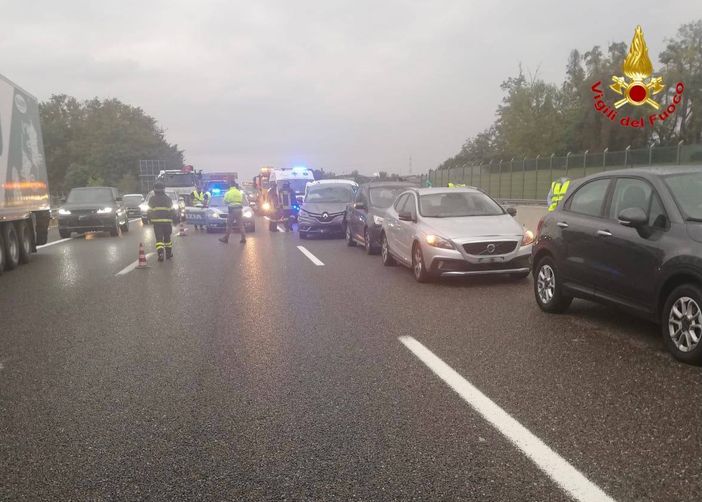 FOTO. Incidente in autostrada: carambola tra cinque auto, due ragazzi feriti e disagi alla circolazione