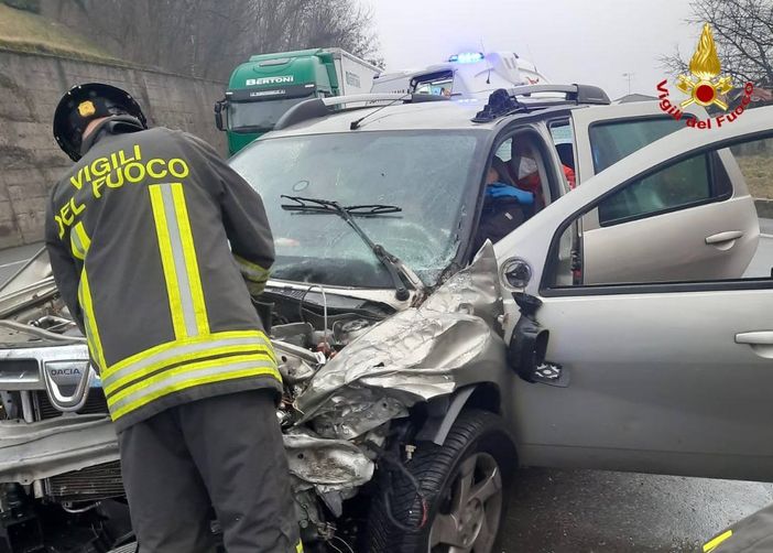 Schianto sulla statale 394 a Brenta, i vigili del fuoco liberano una donna rimasta incastrata nelle lamiere dell'auto