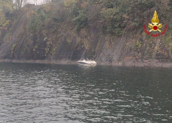 VIDEO. I vigili del fuoco recuperano un motoscafo alla deriva sul lago Maggiore VIDEO. I vigili del fuoco recuperano un motoscafo alla deriva sul lago Maggiore