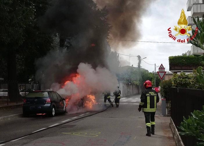 FOTO - Due veicoli in fiamme a Samarate: intervengono i Vigili del Fuoco
