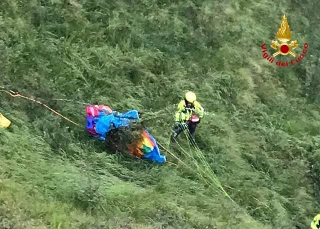 Tragedia nel Lecchese, parapendista di 46 anni si schianta e muore Tragedia nel Lecchese, parapendista di 46 anni si schianta e muore