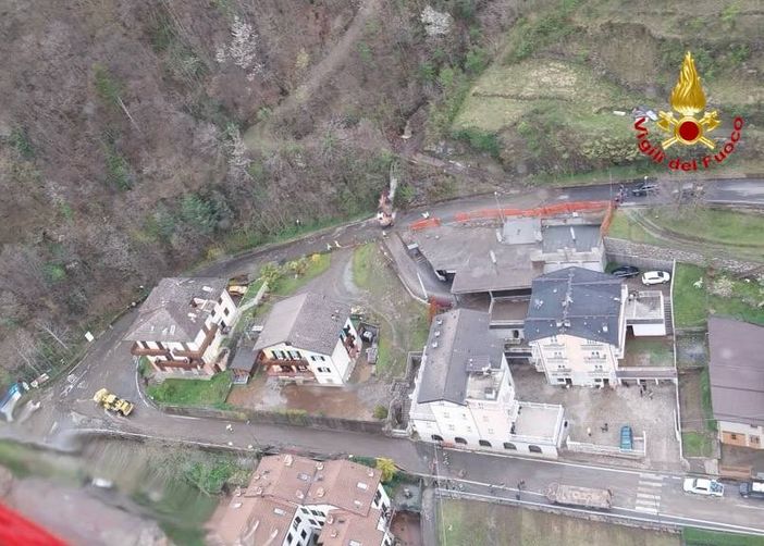 Frane ed esondazioni in Valcamonica: l'elicottero "Drago" di Malpensa porta in salvo i residenti
