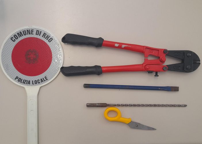 Alla guida senza patente con in auto attrezzi per lo scasso. A bordo anche dei bambini Alla guida senza patente con in auto attrezzi per lo scasso. A bordo anche dei bambini