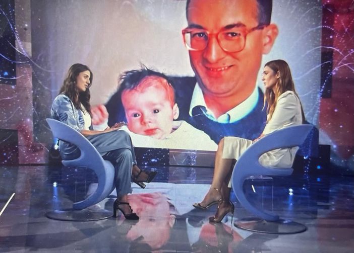 Lavinia Limido con Silvia Toffanin a Verissimo: sullo sfondo una foto del padre da giovane mentre la tiene in braccio