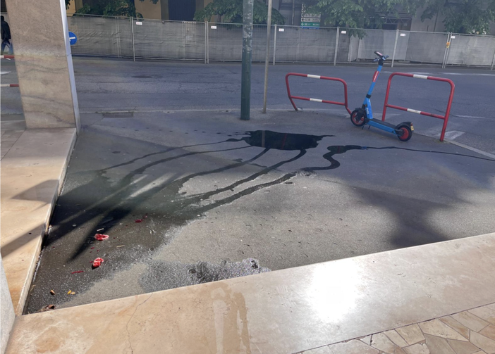 Sul luogo dell'accaduto ancora i segni dell'aggressione