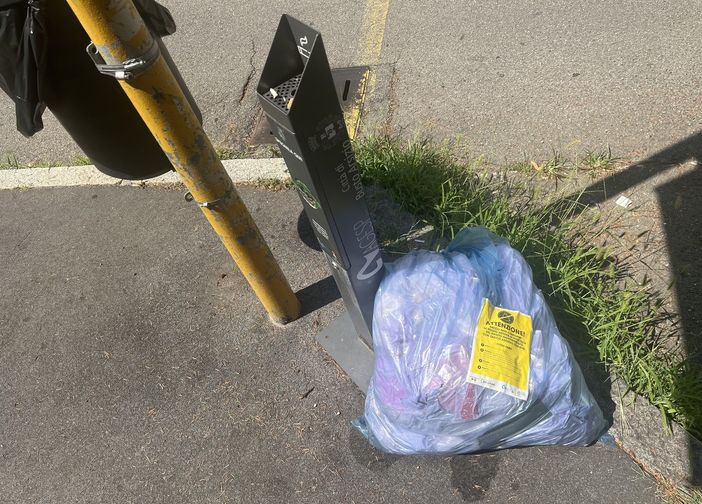 Un sacco non conforme davanti a una scuola in via Pindemonte