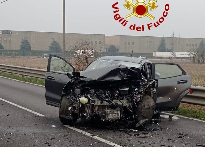 Scontro tra auto e furgone con cani nel Milanese: grave una donna Scontro tra auto e furgone con cani nel Milanese: grave una donna