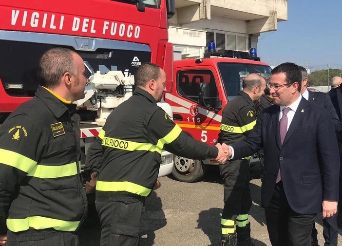 Candiani in visita ai vigili del fuoco di Varese: «Carenza di personale, ne parlerò al Ministero»
