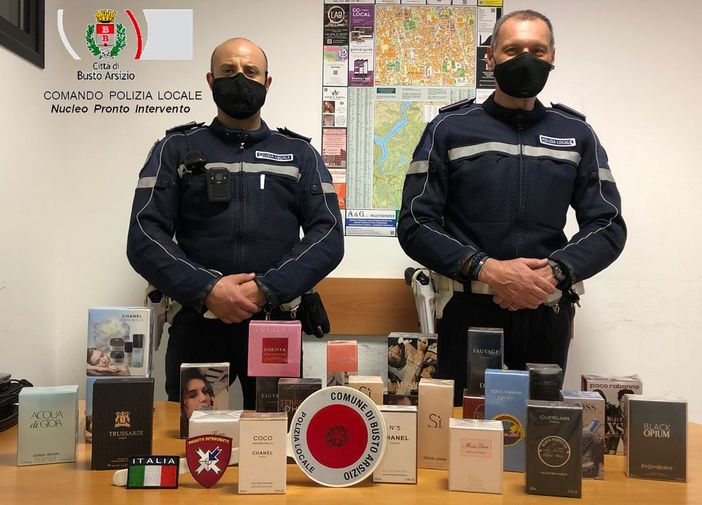 La merce sequestrata dalla Polizia locale di Busto