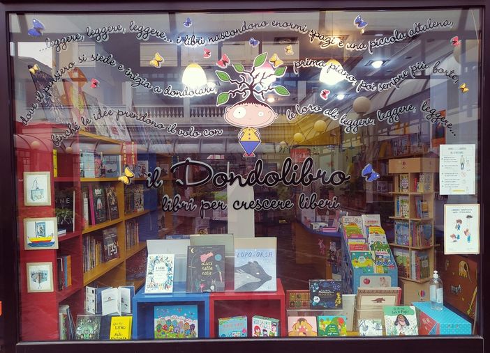 La vetrina de Il Dondolibro (foto dalla pagina Facebook della libreria) La vetrina de Il Dondolibro (foto dalla pagina Facebook della libreria)