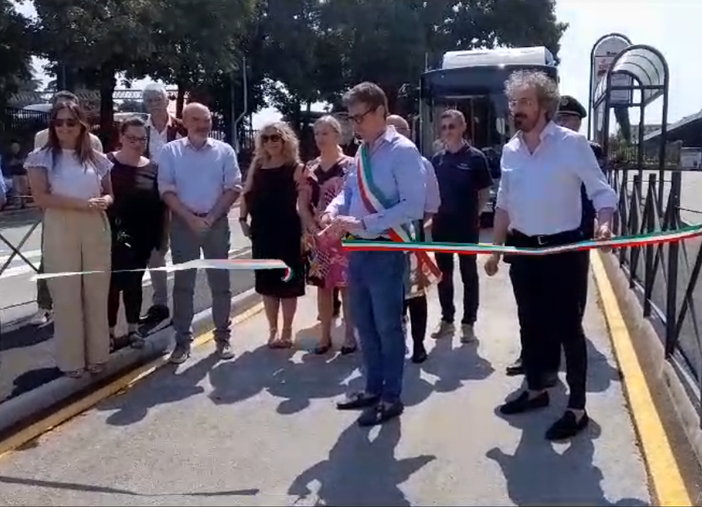 Il sindaco, Andrea Cassani, taglia il nastro della nuova area dedicata ai bus del Tpl Il sindaco, Andrea Cassani, taglia il nastro della nuova area dedicata ai bus del Tpl