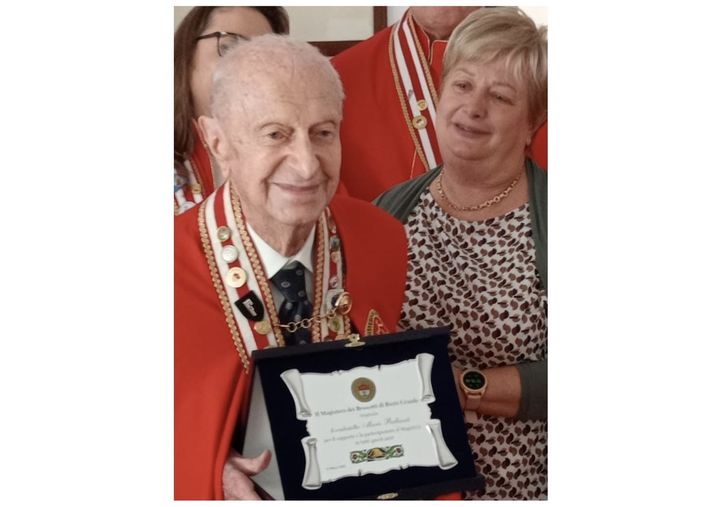 Mario Ballarati fiero della targa consegnata dal Magistero