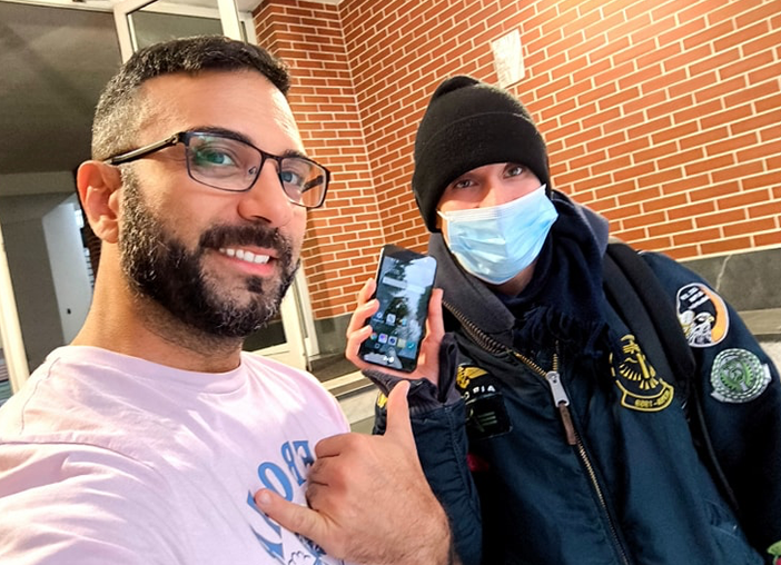 Green Nerd consegna un telefono alla vittima del furto