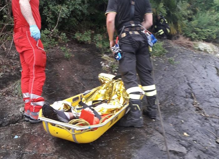 FOTO. Cade in un dirupo a strapiombo sul lago Maggiore a Luino: 62enne salvato dai vigili del fuoco FOTO. Cade in un dirupo a strapiombo sul lago Maggiore a Luino: 62enne salvato dai vigili del fuoco