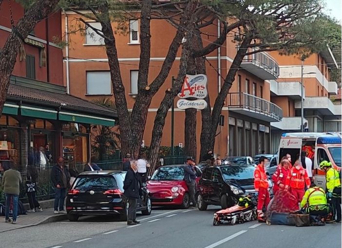 FOTO. Scontro tra un'auto e uno scooter: a Besozzo arriva l'elisoccorso, feriti marito e moglie