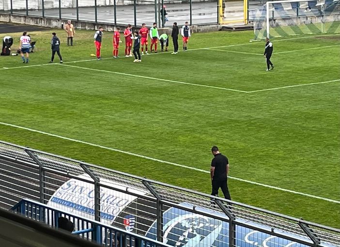 Vargas rientra verso gli spogliatoi dopo la sconfitta