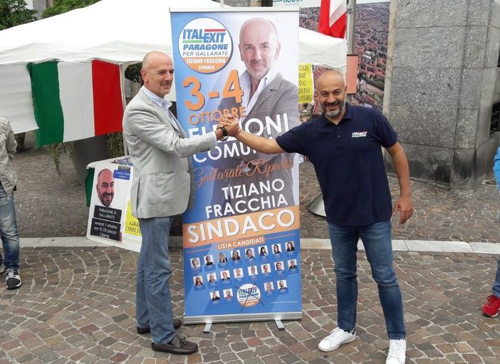 Gianluigi Paragone con Tiziano Fracchia a Gallarate, in piazza Libertà Gianluigi Paragone con Tiziano Fracchia a Gallarate, in piazza Libertà