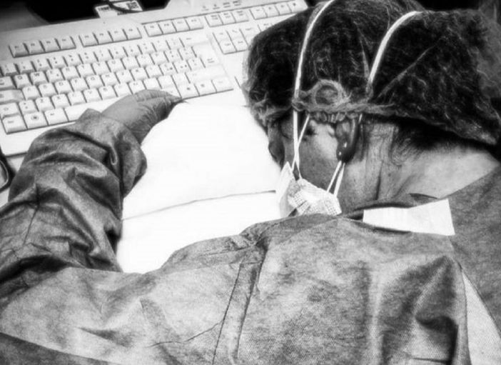 La foto simbolo di quando gli operatori sanitari erano considerati "eroi" La foto simbolo di quando gli operatori sanitari erano considerati "eroi"