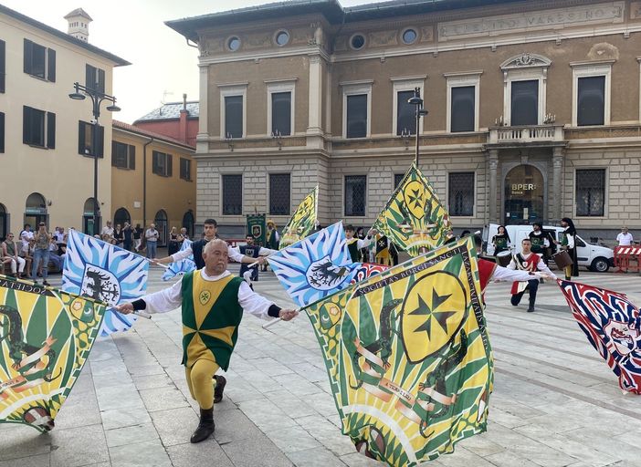 FOTO E VIDEO. BA Estate affolla il centro, con gli Sbandieratori di Asti e i mercatini FOTO E VIDEO. BA Estate affolla il centro, con gli Sbandieratori di Asti e i mercatini