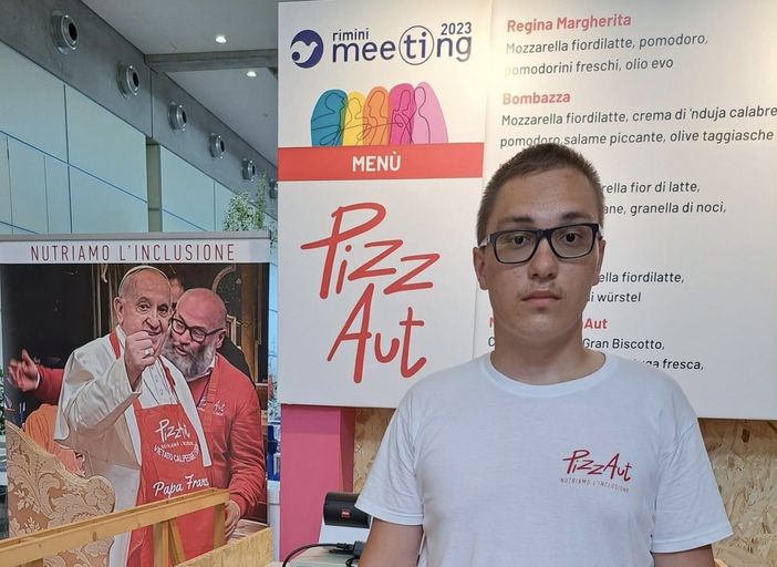 Ad Andrea di PizzAut si è rotto il violino: «Musicisti, venite al meeting di Rimini e realizzate il suo sogno di suonare &quot;all'estero&quot;»