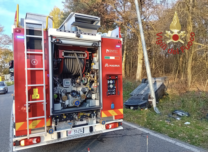 Incidente a Faloppio: auto finisce fuori strada e si ribalta Incidente a Faloppio: auto finisce fuori strada e si ribalta