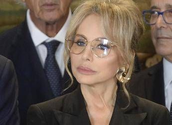 Marina Berlusconi contro le "due facce" della giustizia. L'Anm: "Errori fisiologici". Insorge Forza Italia