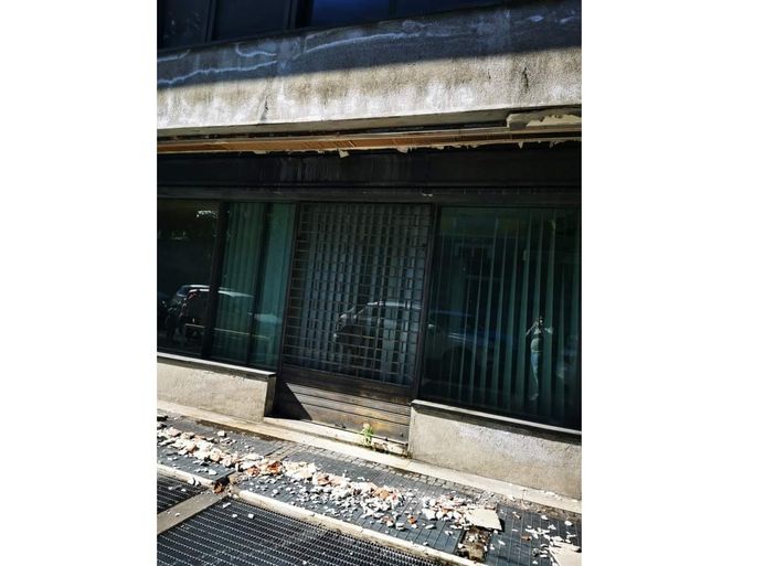 Crollo di calcinacci dal controsoffitto dello stabile abbandonato di via Adamoli Crollo di calcinacci dal controsoffitto dello stabile abbandonato di via Adamoli