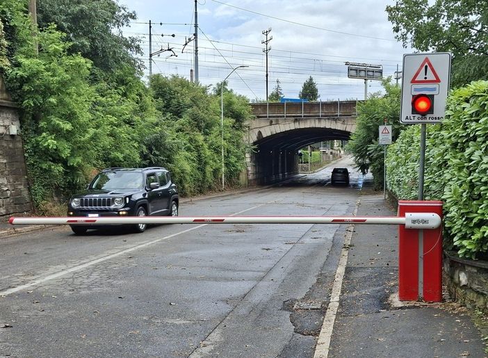 Si passa nonostante sbarre abbassate, semafori rossi, un veicolo fermo in attesa di carroattrezzi Si passa nonostante sbarre abbassate, semafori rossi, un veicolo fermo in attesa di carroattrezzi
