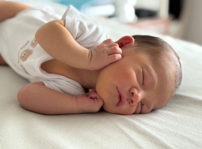 Un fiocco azzurro speciale a casa Vago: il piccolo chiamato Cesare in omaggio al bisnonno dall'immenso cuore