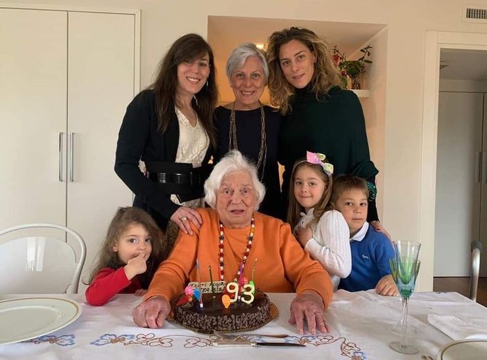 Elsa, mamma, nonna e bisnonna: qui con i suoi più grandi amori Elsa, mamma, nonna e bisnonna: qui con i suoi più grandi amori