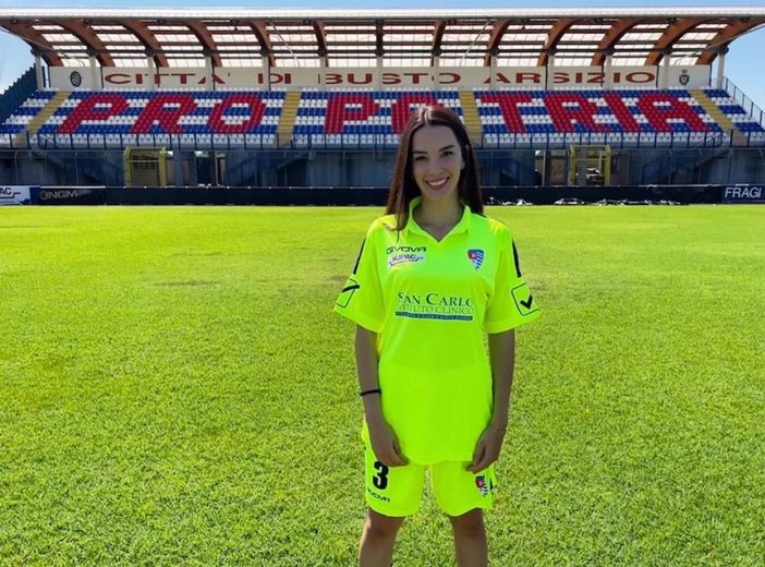 La vicepresidente Stefania Salmerigo con la nuova maglia La vicepresidente Stefania Salmerigo con la nuova maglia