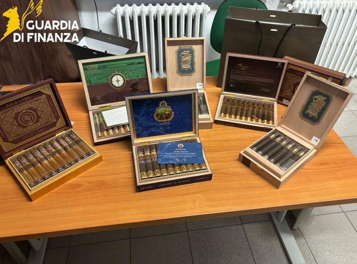 Rientra dalla Svizzera dopo aver fatto il “pieno” di sigari: nei guai per contrabbando