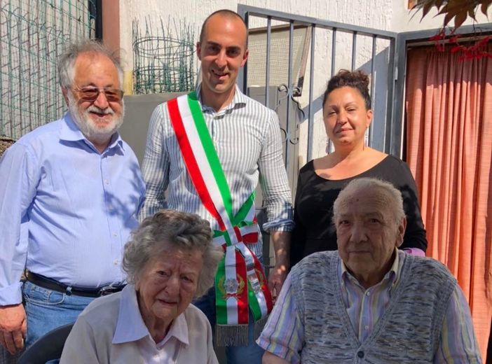 I due "sposini" Fulvia ed Enrico in una foto tratta dalla pagina Facebook del Comune di Porto Ceresio