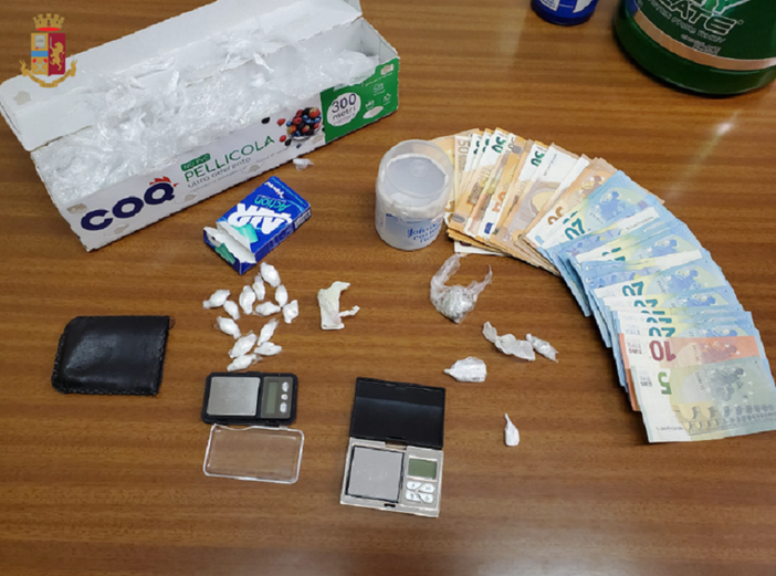 Pusher recidivo: trovato con le dosi di cocaina e arrestato