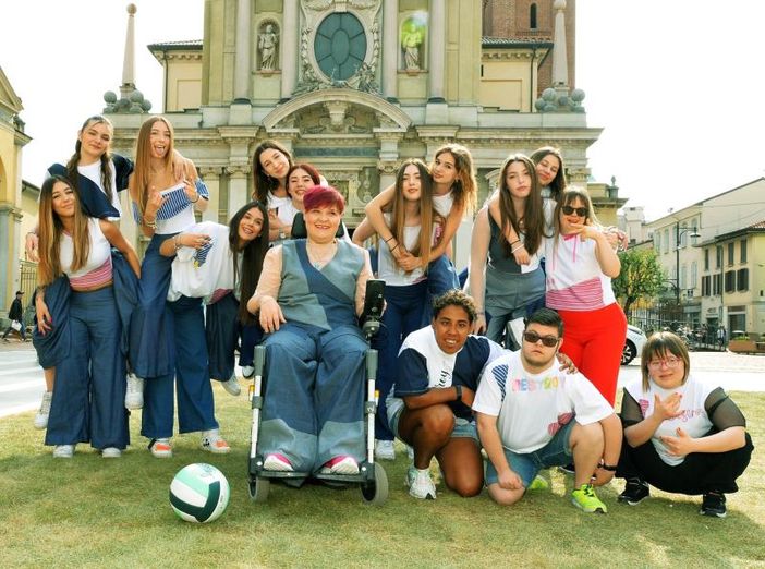 La moda inclusiva di Acof con Uildm e Mai Paura: le t-shirt griffate Olga Fiorini conquistano tutti La moda inclusiva di Acof con Uildm e Mai Paura: le t-shirt griffate Olga Fiorini conquistano tutti