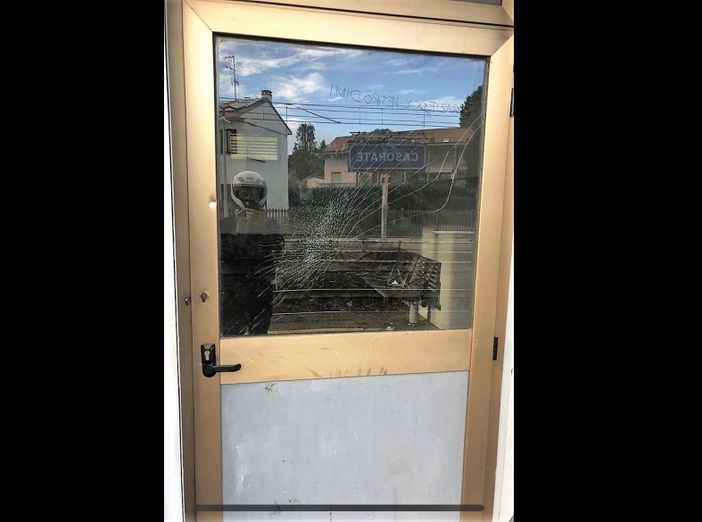 La porta della sala d'aspetto della stazione di Casorate Sempione danneggiata dai vandali (foto dalla pagina Facebook Casorate Sempione: il paese che vorrei) La porta della sala d'aspetto della stazione di Casorate Sempione danneggiata dai vandali (foto dalla pagina Facebook Casorate Sempione: il paese che vorrei)