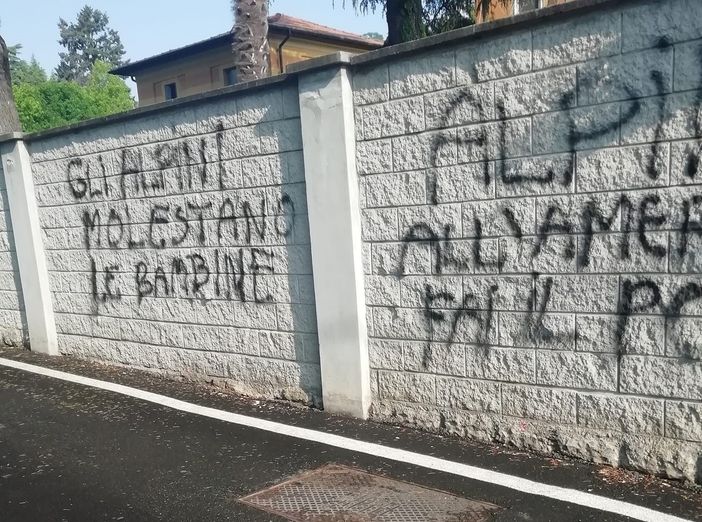 Le scritte ingiuriose contro gli alpini apparse sui muri di Induno Olona in una foto tratta dalla pagina Facebook "Induno Olona Segnalazioni Proposte Idee" Le scritte ingiuriose contro gli alpini apparse sui muri di Induno Olona in una foto tratta dalla pagina Facebook "Induno Olona Segnalazioni Proposte Idee"