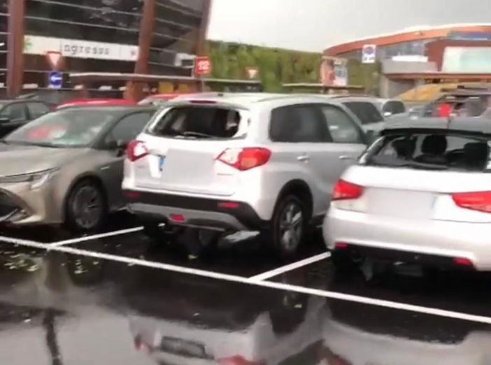 I vetri delle auto in sosta non esistono più: letteralmente distrutti I vetri delle auto in sosta non esistono più: letteralmente distrutti