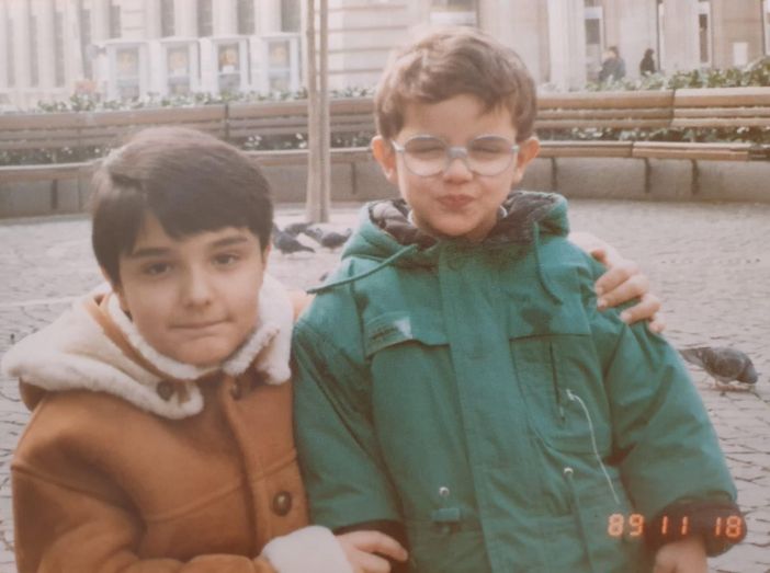 Davide e Daniele Cassioli in una foto insieme da bambini