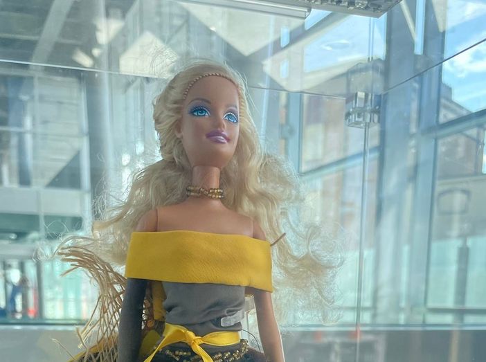 Barbie va in stazione per dire no alla violenza Barbie va in stazione per dire no alla violenza