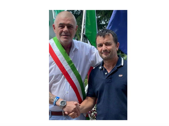 Il sindaco con Vladimir, l'ultimo neo cittadino italiano