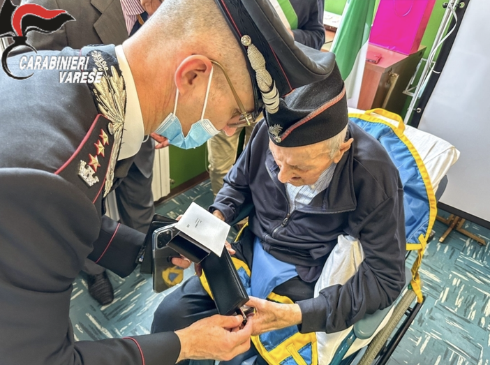 Il carabiniere in congedo Armando Gobbato riceve un dono dalle mani del comandante provinciale Gianluca Piasentin