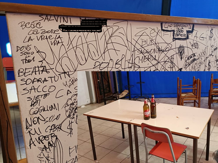 Incursione al Cas Sacconago. Tavolo ribaltato e imbrattato di insulti