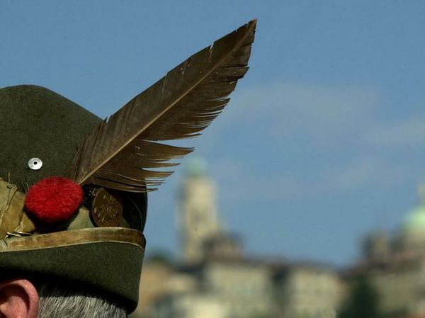 Sabato 21 dicembre il concerto di Natale del Coro Penna Nera a Castellanza per il 70° anniversario degli Alpini Sabato 21 dicembre il concerto di Natale del Coro Penna Nera a Castellanza per il 70° anniversario degli Alpini