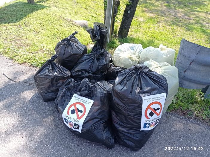 Materiale recuperato a Gallarate - foto dal profilo Facebook di Strade Pulite