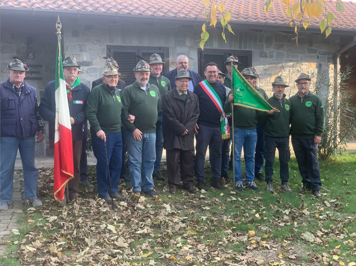 VIDEO e FOTO - Cent'anni come fossero venti: Castronno e gli Alpini abbracciano le tre cifre di nonno Bruno